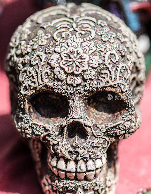 大Dia de la Muerta(亡灵节)颅骨纪念品在墨西哥